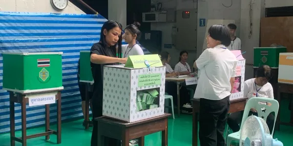 กกต.เผยยอดผู้มาใช้สิทธิเลือกตั้งทั้ง สส.เขต และบัญชีรายชื่อ คิดเป็น 71.42% ของผู้มีสิทธิฯ ยังไม่รวมเขตเลือกตั้ง-นับคะแนนใหม่ และยังไม่ประกาศข้อมูลการออกเสียงประชามติให้มีการจัดทำร่างรัฐธรรมนูญใหม่ พร้อมแจงบัตรเลือกตั้ง สส.เขต-บัญชีรายชื่อไม่ตรงกัน 3 ใบ เพราะบัตรเลือกตั้งนอกเขตเลือกตั้ง/นอกราชอาณาจักรบางซองมีบัตรกลับมาไม่ครบ 