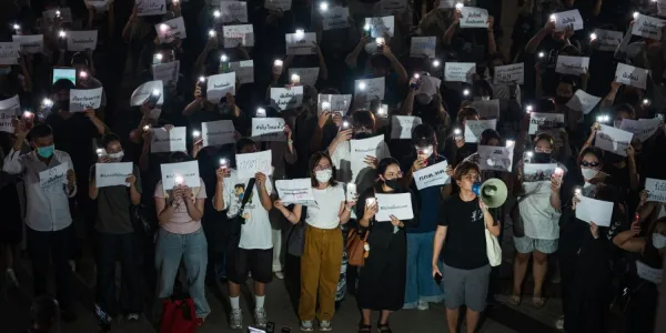 ประชาชนรวมตัวหน้าหอศิลป์ฯ จี้ กกต. “นับใหม่ทั่วประเทศ” ปมพิรุธคะแนนเลือกตั้งหลายแห่ง
