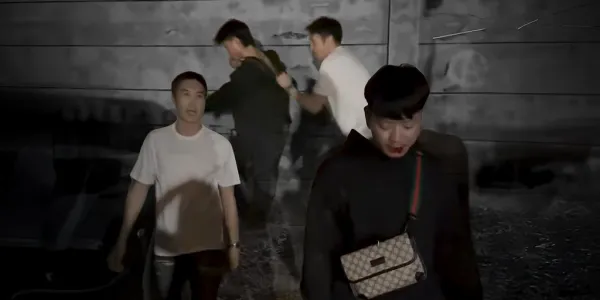 ประชาไท สรุปตั้งแต่ต้นกรณี ‘เฮียตี๋’ สเต็กกระทะร้อน สมาชิกกลุ่มไทยไม่ทน ทำร้ายร่างกายหนุ่มกะเหรี่ยง อายุ 27 ปี ที่เมืองพัทยา จ.ชลบุรี แม้เจ้าตัวอ้างว่าต้องการ “สั่งสอน” และ “ปกป้องศักดิ์ศรี” คนไทย แต่ก็ถูกตั้งคำถามถึงความเหมาะสม ทั้งการใช้ความรุนแรง และตัดสินปัญหาด้วยตัวเองแบบ ‘ศาลเตี้ย’ ขณะที่บางส่วนมองว่า เหตุการณ์ที่เกิดขึ้นอาจสร้างอคติที่มีต่อแรงงานข้ามชาติ