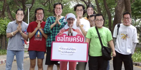 นิสิตจุฬาฯ ล้อผู้บริหาร ตระเวน ‘ขอโทษ’ รอบมหา’ลัย  ปมทางเท้า ทุบสกาล่า