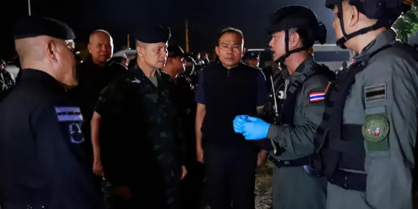 ปิดล้อมปะทะวันแรกใน 10 วันสุดท้ายรอมฏอน วิสามัญฯ เสียชีวิต 1 ราย กอ.รมน.เผยเป็นผู้ต้องหามีหมายจับ เจ้าหน้าที่ส่งศพไปถึงบ้าน แต่เกิดเหตุชุลมุนกับชาวบ้านจนสร้างความตรึงเครียดในพื้นที่ หวั่น 10 วันสุดท้ายรอมฎอนสถานการณ์ยิ่งแรงขึ้นอีก