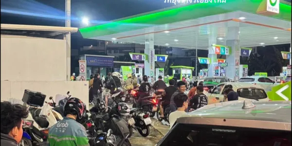 คืนที่ผ่านมา (25 มี.ค.) ประชาชาชนต่อคิวเติมน้ำมัน ก่อนปรับขึ้นราคาลิตรละ 6 บาทวันนี้ (26 มี.ค.)