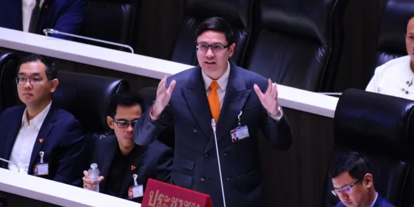 ‘โรม’ ชี้รัฐบาลไม่จริงใจปราบทุนเทา จี้นายกฯ ตรวจสอบ ‘พิพัฒน์’ เกี่ยวโยงเครือข่ายน้ำมันเถื่อน-ทุนเทา หรือไม่