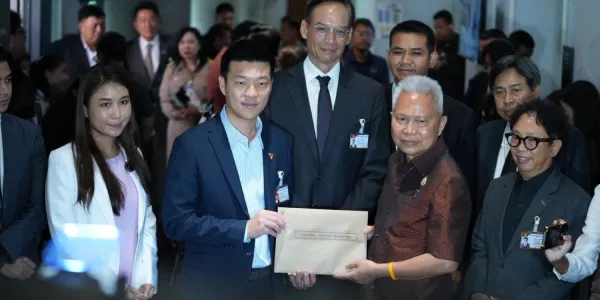 พรรคฝ่ายค้านเข้าชื่อยื่นหนังสือถึงประธานรัฐสภา ให้ส่งเรื่องให้ศาลรัฐธรรมนูญวินิจฉัย กรณีการออก พ.ร.ก.เงินกู้ ในส่วนที่เกี่ยวข้องกับแผนเปลี่ยนผ่านพลังงาน จำนวนประมาณ 2 แสนกว่าล้าน เป็นไปตามรัฐธรรมนูญ มาตรา 172 วรรค 1 หรือไม่ โดยพรรคฝ่ายค้านมีความเห็นตรงกันว่า แผนเปลี่ยนผ่านพลังงาน ไม่ใช่มาตรการเร่งด่วนที่หลีกเลี่ยงไม่ได้ สามารถนำโครงการไปใส่ในงบประมาณรายจ่ายประจำปี 2570 แทนได้ 