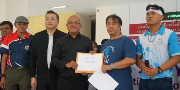 ภาคประชาสังคม และแรงงาน ร่วมยื่นหนังสือถึง รมว.แรงงาน ขอให้พิจารณาระงับกระบวนการต่ออายุใบอนุญาตทำงานคนงานข้ามชาติแบบอิเล็กทรอนิกส์ (E-WorkPermit) ชั่วคราว จนกว่าจะมีการแก้ไขปัญหาจนเสร็จ หลังช่วงที่ผ่านมาระบบปัญหาหลายอย่างทั้งระบบล่ม ข้อมูลหาย และอื่นๆ สร้างภาระให้นายจ้าง คนงานหลุดออกจากระบบจำนวนมาก