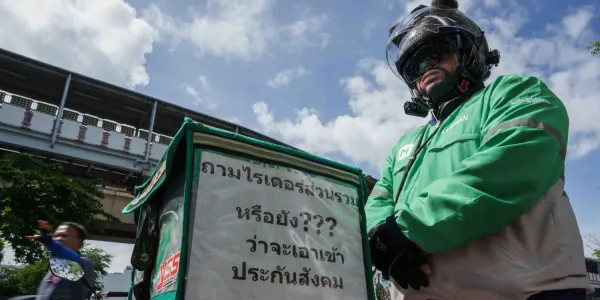 กลุ่มไรเดอร์หลายกลุ่ม นำโดย กลุ่ม Gเคลื่อนที่เร็วเราช่วยกัน ยื่นหนังสือถึง 'จุลพันธ์' ทบทวนการบังคับเข้ากองทุนประกันสังคม มาตรา 33 เหตุไม่สอดคล้องกับสภาพการทำงานจริงของไรเดอร์ ที่ต้องการเลือกเวลาทำงานอิสระ หวั่นรายได้ลดลง จ่ายสมทบซ้ำซ้อน 
