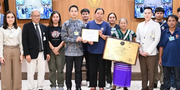 'พีมูฟ' ยื่นหนังสือถึง กมธ.พัฒนาการเมืองฯ วุฒิสภา สอบกรณี รบ.มีมติยกเลิกระเบียบสำนักนายกฯ ว่าด้วยการจัดการโฉนดชุมชน พร้อมยื่นคำขาด 19 พ.ค.นี้ หากไม่มีความชัดเจน นำเรื่องโฉนดชุมชนกลับเข้า ครม. เตรียมนัดรวมตัวที่ศาลากลางเชียงใหม่ เคลื่อนขบวนมากรุงเทพฯ ทวงคำตอบ  ด้าน ‘นรเศรษฐ์’ เผยเตรียมบรรจุเป็นวาระเร่งด่วน เรียกทุกฝ่ายมาให้ข้อมูลกับภาคประชาสังคม