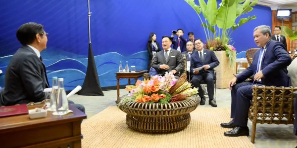 'อนุทิน' ร่วม 'ASEAN Summit' ที่ฟิลิปปินส์ พร้อมแถลงผลการหารือ 3 ฝ่าย เผยกัมพูชารับทราบแล้ว เหตุผลและจุดยืนไทยต้องการยกเลิก MOU44 เห็นพ้องเจรจาภายใต้กรอบอนุสัญญา UNCLOS มองสัญญาเชิงบวกสร้างสันติภาพ 2 ชาติ
