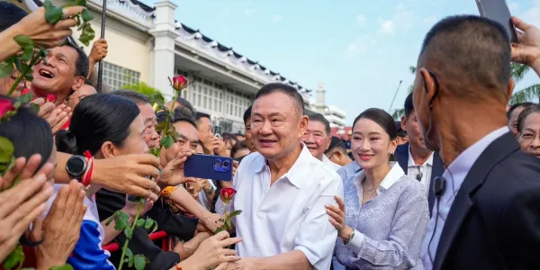 'ทักษิณ' ออกจากเรือนจำ 'คลองเปรม' แล้ว หลังได้รับการพักโทษรอบที่ 2 ท่ามกลางบรรยากาศประชาชน คนเสื้อแดง สมาชิกครอบครัวชินวัตร มารอต้อนรับกันอย่างคับคั่ง พร้อมเปิดเงื่อนไขพักโทษ 11 ข้อ ของกรมควบคุมความประพฤติ
