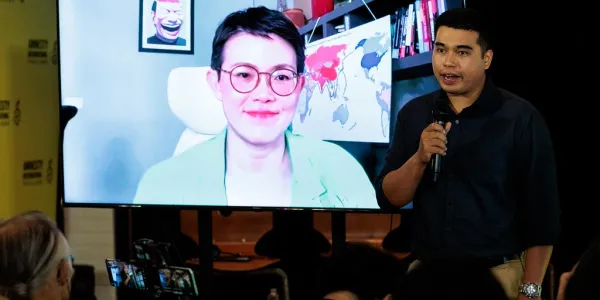 ผศ.ดร.จันจิรา นักวิจัย ถอดรหัสพฤติกรรม 'ปฏิบัติการปั่นกระแสข้อมูล' ยุคใหม่ ใช้คน-AI ทำงานร่วมกัน ส่งต่อข้อมูลพร้อมกันทีละมากๆ ฉวยใช้ประโยชน์จาก 'อัลกอริธึม' เพื่อสร้างพลังให้เรื่องเล่า เมื่อการแพร่กระจายจำนวนมาก ก็ทำให้คนทั่วไปเชื่อและส่งต่อข้อมูล ทำให้ตัวแสดงที่อาจจะอยู่ในปฏิบัติการมีความพร่าเลือน และไปไกลจากตัวแสดงรัฐ 