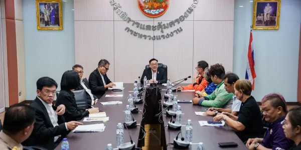 สรุปประเด็น ไรเดอร์เซ็นเตอร์ ไรเดอร์ขอนแก่น และเครือข่ายแรงงาน หารือ 'จุลพันธ์' หาแนวทางประกาศกฎกระทรวง ดันแรงงานแพลตฟอร์ม เข้าระบบประกันสังคม ม.33 ด้าน รมว.แรงงาน เผยติด 2 ล็อกความเห็น 'กฤษฎีกา' และคำพิพากษาของศาล พร้อมสั่งตั้งคณะกรรมการหารือทุกฝ่าย 'เห็นด้วย-ไม่เห็นด้วย' เข้า พ.ร.บ.คุ้มครองแรงงาน ขอให้จบภายในปีนี้ 