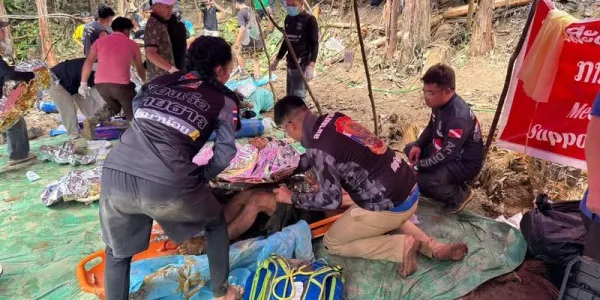 ช่วย 5 ชาวลาวติดเหมืองน้ำท่วมออกมาได้สำเร็จ ยังสูญหายอีก 2 คน