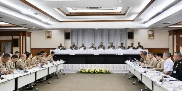 ปชน.ห่วงองคมนตรีร่วมประชุมรัฐบาล ละเมิดหลักการประชาธิปไตยอันมีพระมหากษัตริย์เป็นประมุข