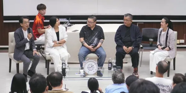 เพราะการเมืองไทยไม่ได้สะท้อนผ่านเพียงคำพูด​ ความรู้​ หรือการเสวนาทั่วไป​ แต่ศิลปินไทยได้สอดแทรกผ่านบทเพลงไปด้วย โดย ‘ติ่งข่าว’ และ​ ‘ป๋าเต็ด’ และมี ‘สิริพรรณ’ นักวิชาการด้านรัฐศาสตร์ร่วมวงช่วยสะท้อนถึงการเมือง และความหวังที่จะมีการเมืองไทยที่ดีขึ้น 
