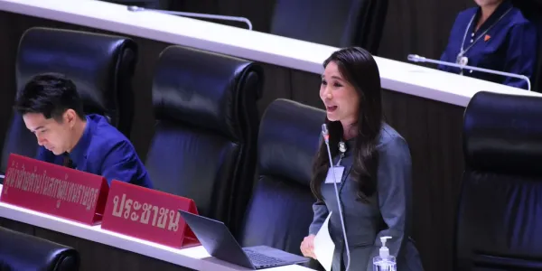 'ศิริกัญญา' อภิปรายจั่วหัวฝ่ายค้าน ติงงบ'70 รายจ่ายประจำพุ่ง-ลงทุนหด เพราะต้องลงงบกลาง จ่ายเรื่องบำเหน็จบำนาญ สวัสดิการข้าราชการ ขณะที่เรื่องการลงทุนกลับหดหาย แม้ว่าจะเป็นเรื่องสำคัญในการพัฒนารายได้ นำเงินกลับเข้าประเทศ ห่วงอนาคตถ้าจัดงบแบบนี้ต่อ แก้ไขปัญหาเรื้อรังไม่ได้ แต่เลือดอาจไหลไม่หยุด