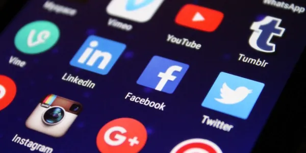 องค์กร Stop Online Harm (SOH) ในกัมพูชา เปิดสายด่วนให้คำปรึกษาและความช่วยเหลือประคับประคองจิตใจแก่ผู้เผชิญความรุนแรงทางเพศสภาพในโลกออนไลน์ ในยุคสมัยที่สังคมดิจิทัลเปลี่ยนแปลงและขยายตัวอย่างรวดเร็ว โดยจะมีการให้ความช่วยเหลือทางเทคนิค ทางจิตสังคม และการส่งต่อบริการไปยังภาคส่วนอื่นๆ เพื่อช่วยเหลือผู้เผชิญความรุนแรง