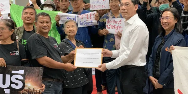'เครือข่ายปราจีนเข้มแข็ง' ยื่นหนังสือคัดค้านขยายพื้นที่ EEC มาที่ปราจึนบุรี กังวลเพิ่มผลกระทบทางด้านมลพิษ กระทบวิถีชีวิตการเกษตร ขาดความเชื่อใจรัฐในการแก้ไขปัญหาด้านสิ่งแวดล้อม ด้านบูรณะนิเวศ ตั้งคำถามถึง 'ก่อกิจ' รองเลขาฯ EEC โพสต์เฟซบุ๊ก เล่นมุกหลอกด่าชาวบ้านจากจังหวัดปราจีนบุรีที่มายื่นหนังสือคัดค้าน EEC ว่าเป็น 'ควาย' ?