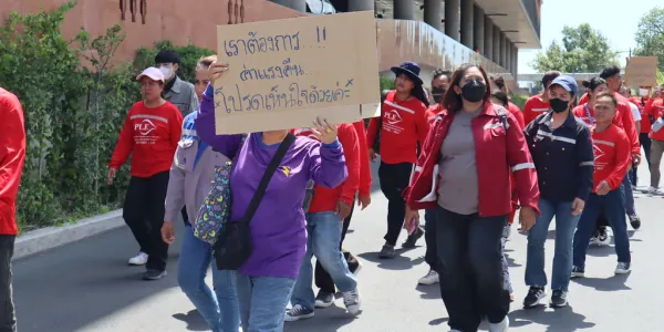 ‘ธนพร’ กมธ.แรงงาน ให้สัมภาษณ์ระบุว่า ทาง กมธ.แรงงาน เตรียมเรียกบริษัทผู้ว่าจ้าง ‘พาวเวอร์ไลน์’ ทุกบริษัทเข้ามาชี้แจงกับ หวังให้ช่วยกดดันผู้รับเหมาจ่ายค่าแรงคนงานทั้งหมดโดยเร็ว มองใช้กลไกรัฐไม่ตอบโจทย์ กว่าจะได้เงินเยียวยาอาจต้องรอเวลาถึง 6 เดือน 