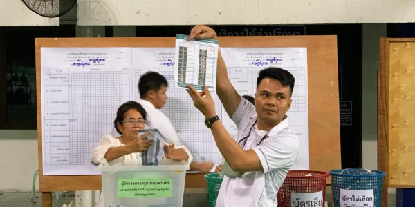 ปิดหีบเลือกตั้งผู้ว่า กทม.ยังไม่ถึง ชม. พรรคประชาธิปัตย์ แถลงยินดี 'ชัชชาติ' คว้าเก้าอี้ผู้ว่าฯ กทม.ได้อีกสมัย พร้อม 'ไฟเขียว' สามารถนำนโยบายพรรคที่เป็นประโยชน์ไปปรับใช้ได้ ส่วน สก.ของพรรคฯ จะทำหน้าที่สนับสนุน และตรวจสอบฝ่ายบริหาร กทม.ต่อไป 