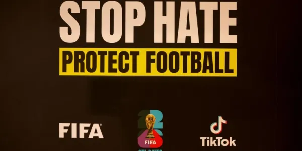 ฟุตบอลโลก 2026: เมื่อ FIFA ต้องขีดเส้นแบ่งระหว่าง "การสร้างความเกลียดชัง" กับ "เสรีภาพในการแสดงออก"