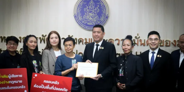 รัฐมนตรี พม.รับหนังสือเอง  NGO จี้ดันร่างกฎหมายความรุนแรงครอบครัว สถิติน่ากังวล ‘คู่รัก’ เสียชีวิตเกือบร้อยต่อปี