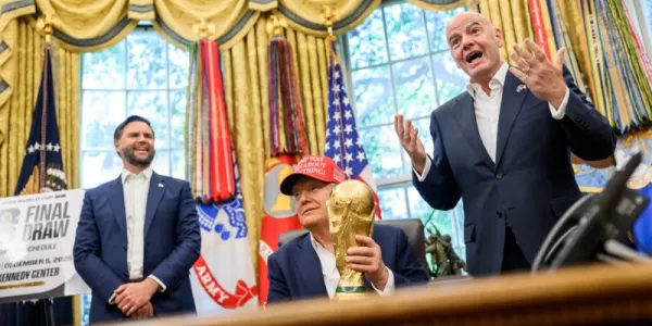 ฟุตบอลโลก 2026: ประธาน FIFA อาจถูกสอบ ละเมิดกฎความเป็นกลางทางการเมือง