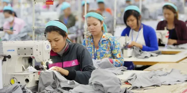 หลังภาคผลิตเสื้อผ้า-รองเท้า 'กัมพูชา' เผชิญภาษีสหรัฐฯ 19% คำสั่งซื้อทรงตัว แต่ความไม่แน่นอนเพิ่มขึ้น